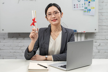 商务女士拿着喜报快乐高清图片素材