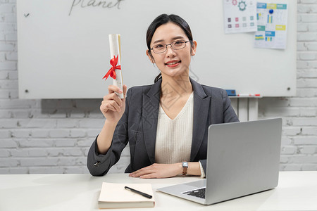 喜报战报商务女士拿着喜报背景