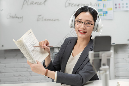 直播上网课的青年女教师学校高清图片素材