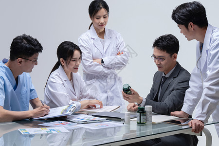 医药销售代表和医生交流专业人员高清图片素材