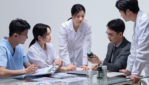医药销售代表和医生交流东方人高清图片素材