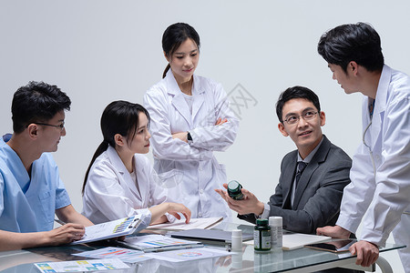 医药销售代表和医生交流东方人高清图片素材