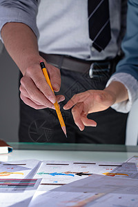 职业选择分析商务人士拿着铅笔指着报表分析研究背景