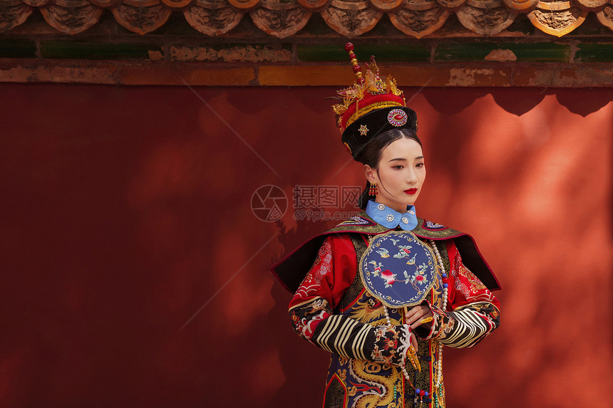 身穿清宫服的青年女人图片