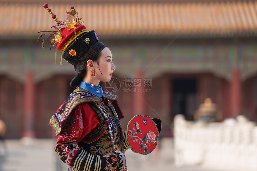 身穿清宫服的青年女人图片