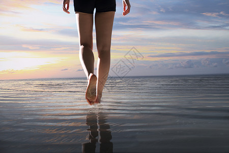海边年轻女人腿部特写图片