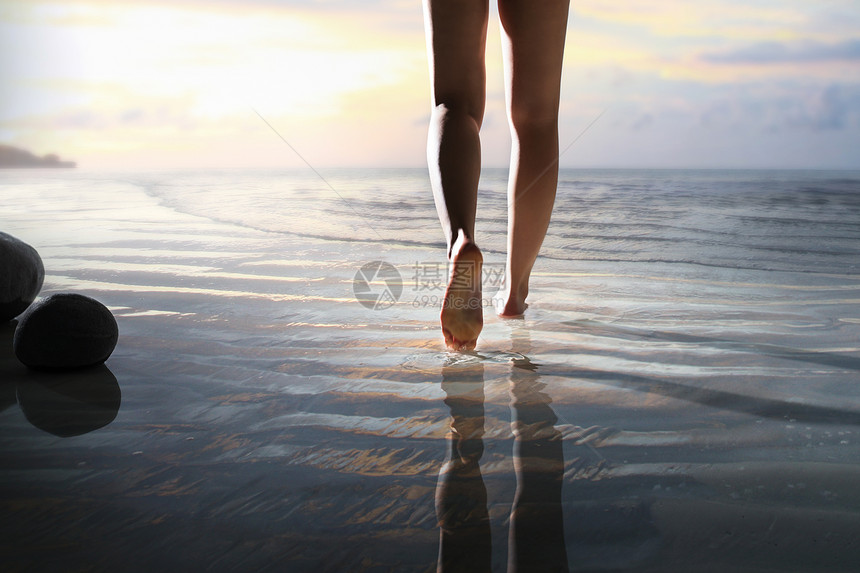 海边年轻女人腿部特写图片