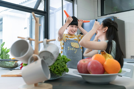 在厨房里做饭的快乐母子高清图片