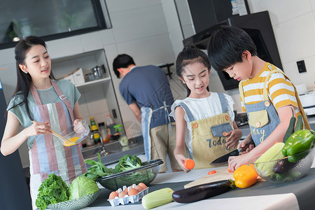 年轻父母教孩子学做饭可爱的高清图片素材