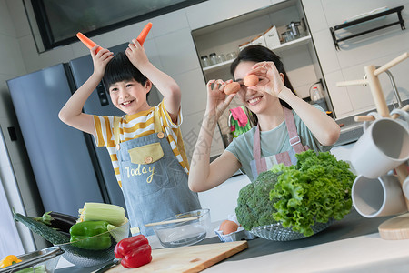 在厨房里做饭的快乐母子高清图片