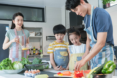 年轻父母教孩子学做饭青年夫妇高清图片素材