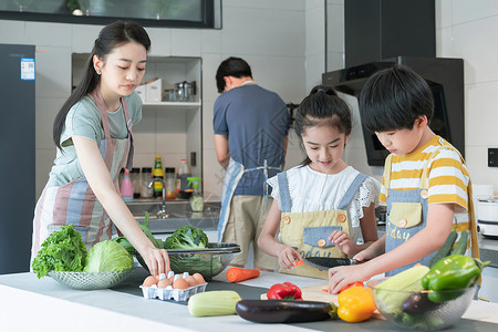 年轻父母教孩子学做饭彩椒高清图片素材