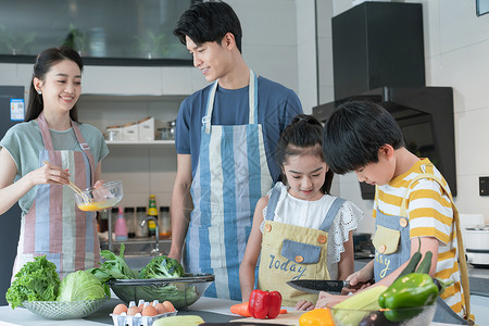 年轻父母教孩子学做饭食品高清图片素材