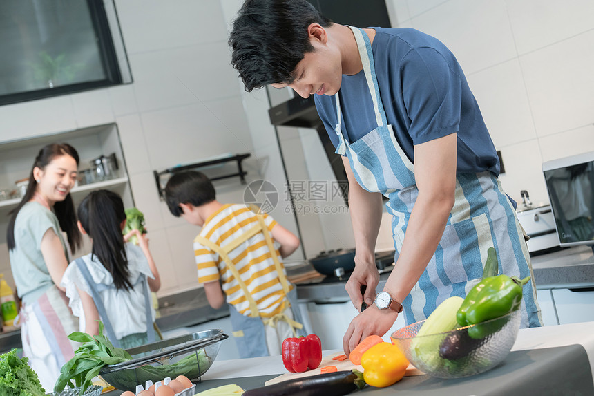 年轻父母教孩子学做饭图片