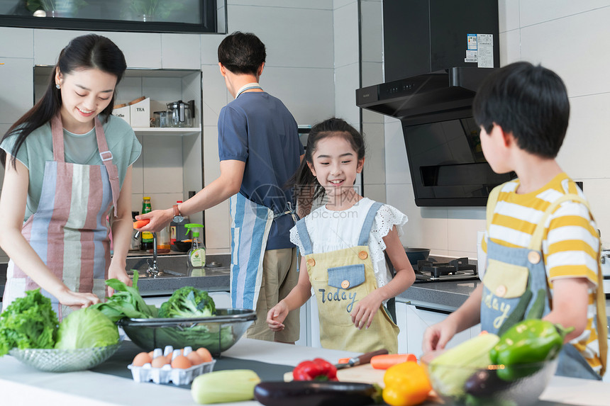 年轻父母教孩子学做饭