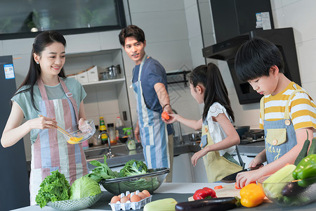 年轻父母教孩子学做饭东方人高清图片素材