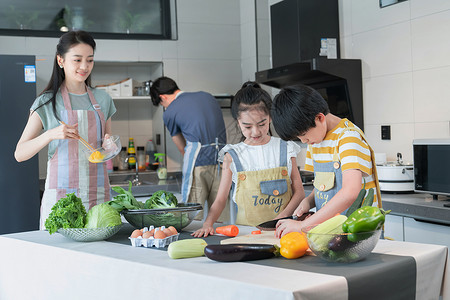 年轻父母教孩子学做饭烹调高清图片素材