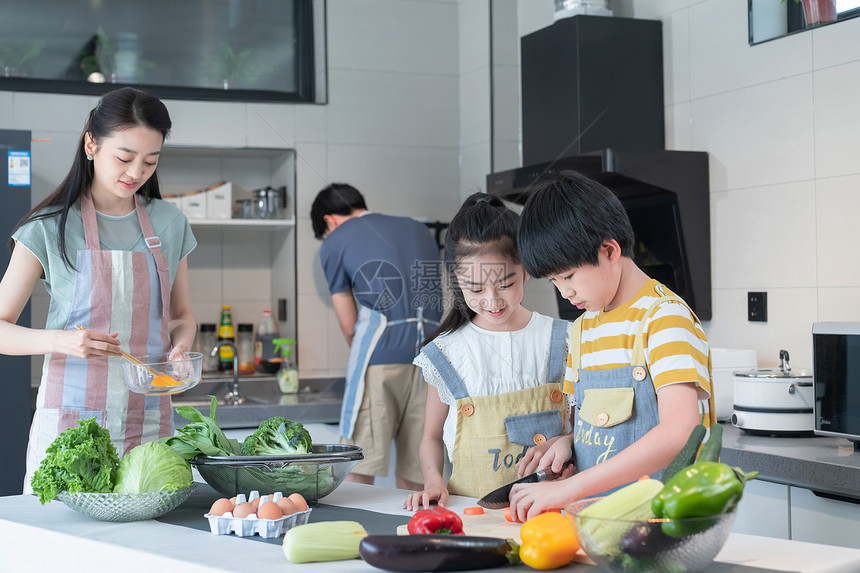 年轻父母教孩子学做饭图片