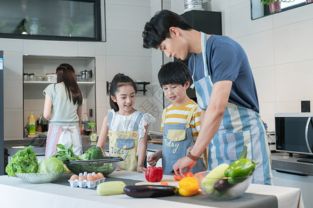 年轻父母教孩子学做饭关爱高清图片素材