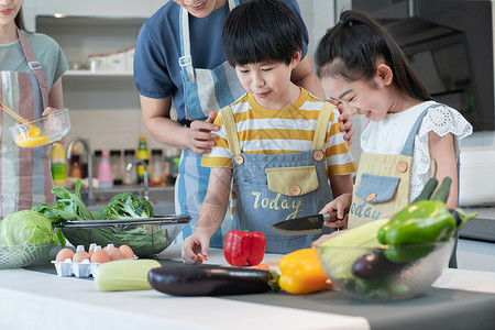 年轻父母教孩子学做饭厨房高清图片素材