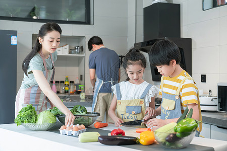 年轻父母教孩子学做饭亲情高清图片素材