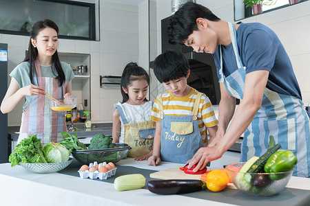 年轻父母教孩子学做饭中国高清图片素材