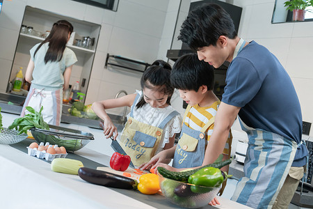 年轻父母教孩子学做饭青年女人高清图片素材