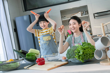 在厨房里做饭的快乐母子高清图片