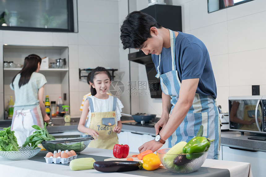 年轻父母教孩子学做饭图片