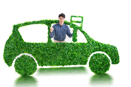 青年男人驾驶绿色环保汽车出行图片