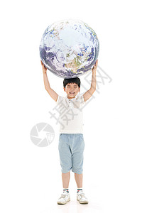 快乐的小男孩手托地球图片