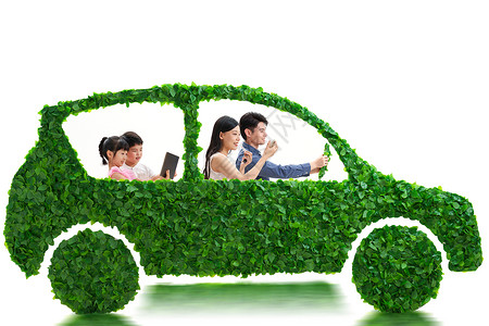 欢乐的一家人驾驶绿色环保汽车出行图片