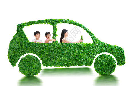 年轻母亲带孩子们驾驶绿色环保汽车出行图片