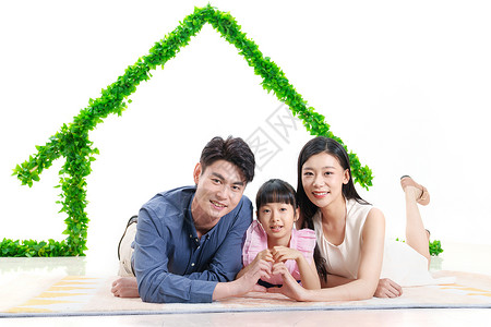 绿色房子下趴着的幸福三口之家图片