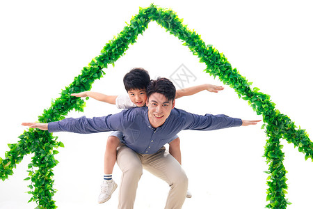 背着房子的男人绿色房子下的快乐父子背景