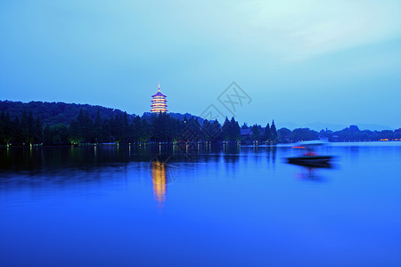 黄昏和反射水面浙江省杭州西湖雷锋塔夜景背景