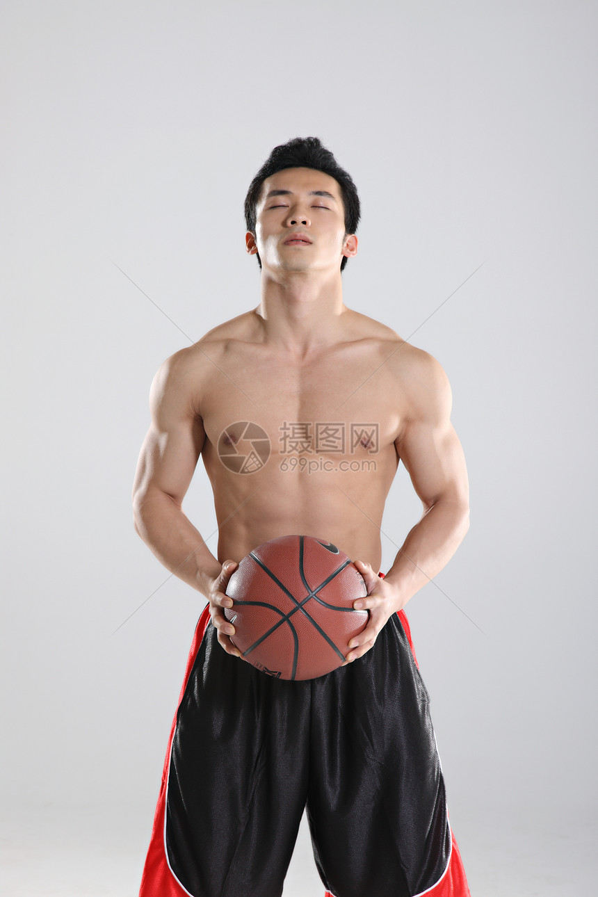 东方青年男子拿篮球图片