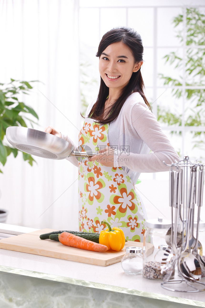 年轻女人在厨房做饭图片