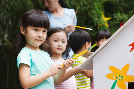 幼儿园的师生在上艺术课高清图片