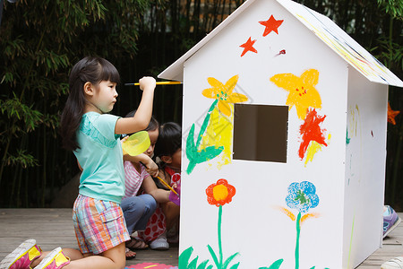 拿着玩具的女孩幼儿园儿童在作画背景