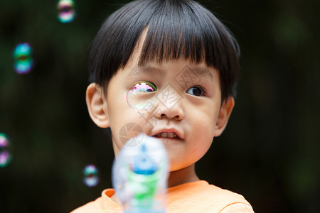 幼儿园里可爱的小男孩图片