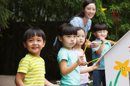 幼儿园的师生在上艺术课高清图片