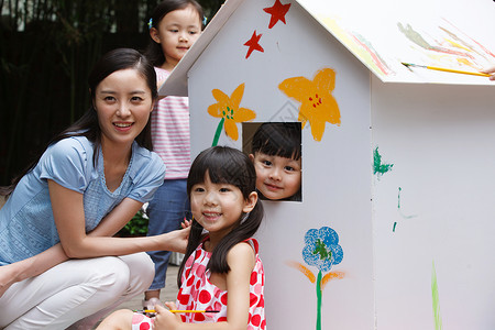 幼儿园的师生在上艺术课高清图片