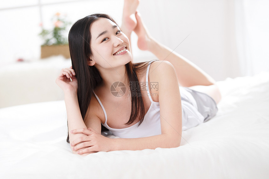 青年女人在卧室的床上图片