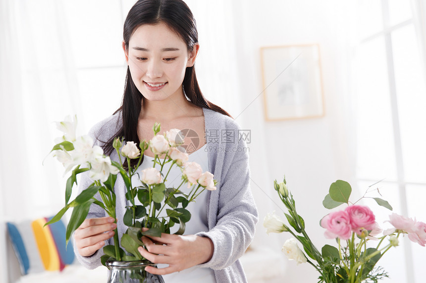 青年女人的家庭生活图片