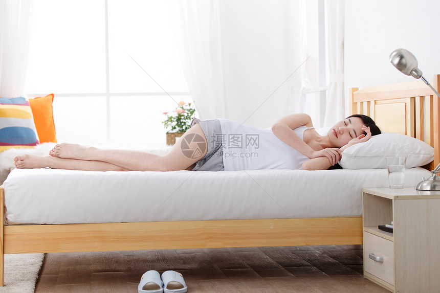 青年女人在卧室睡觉图片