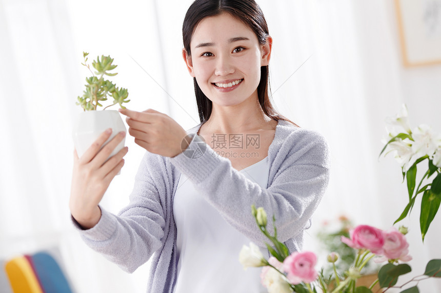 青年女人拿着花盆图片