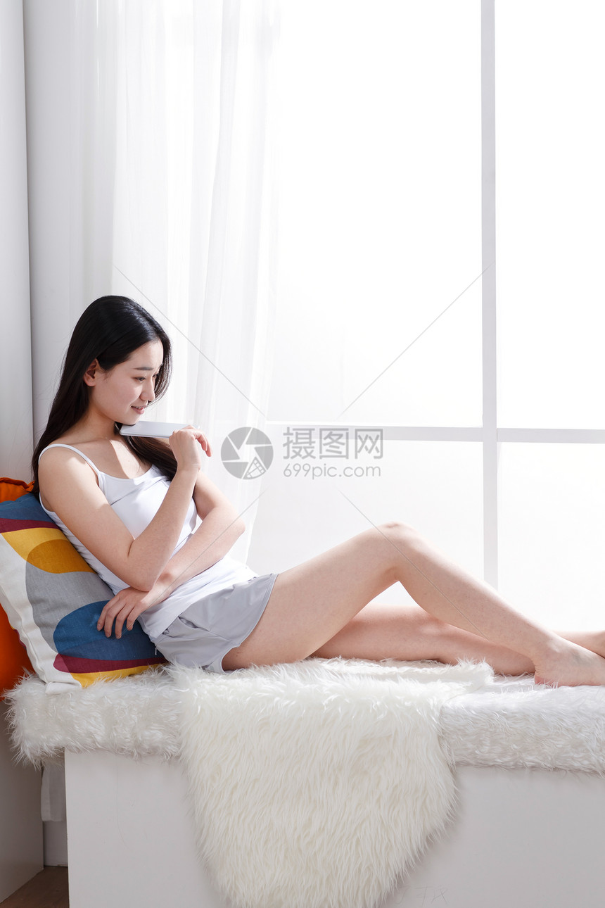 青年女人在卧室独处图片