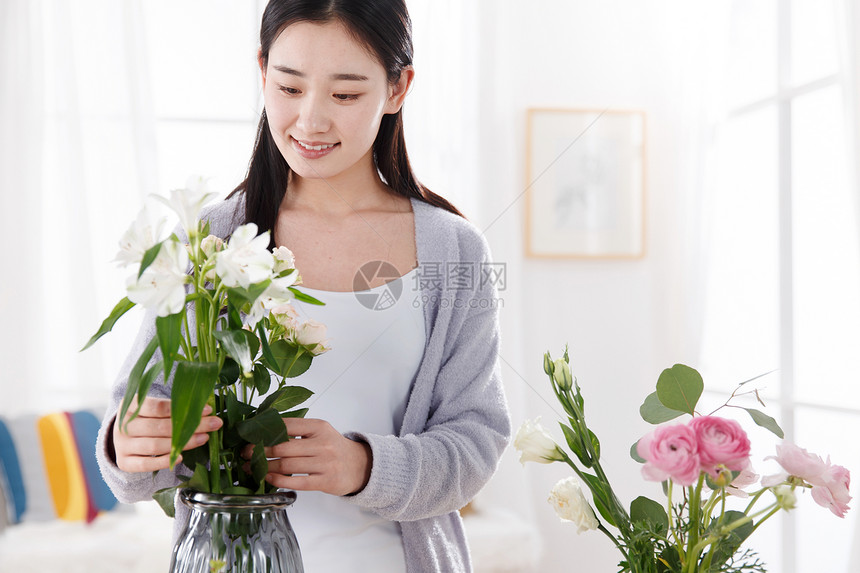 青年女人的家庭生活图片