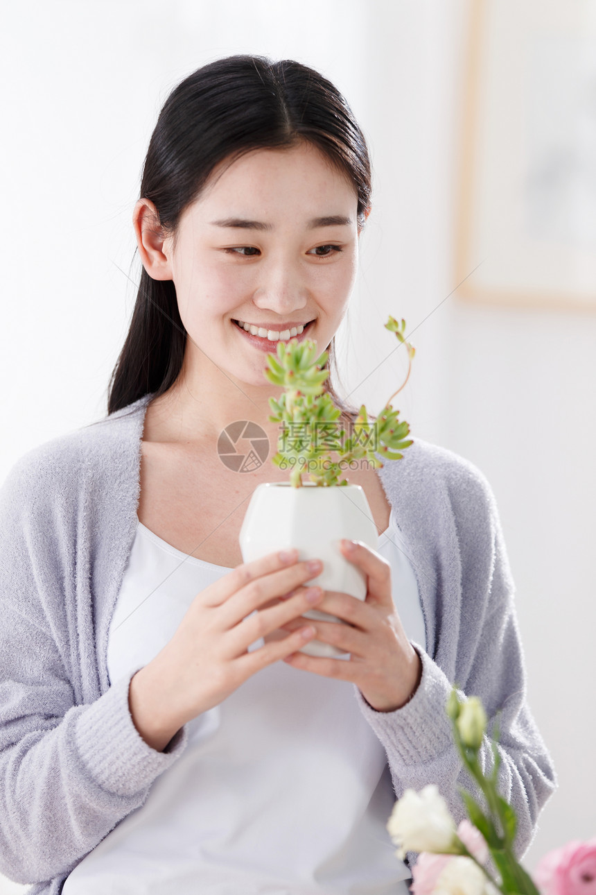 青年女人拿着花盆图片